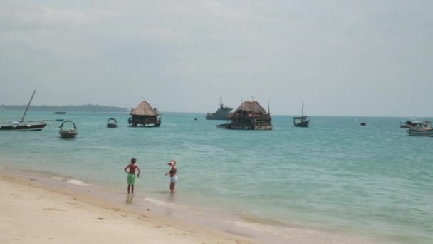 Plaja Din Zanzibar Stone Town Într Însorită Turiști Apropierea Apei — Videoclip de stoc