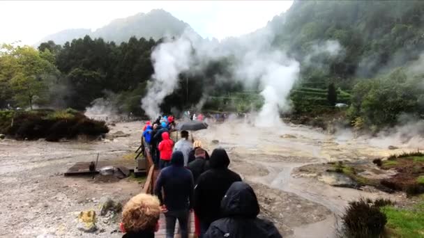 Tourists Walk Amongst Geysers Hot Springs Fumaroles Village Furnas Volcanic — Vídeos de Stock