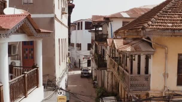 Old Narrow Street Zanzibar Stone Town Old Wooden Balconies Cars — ストック動画
