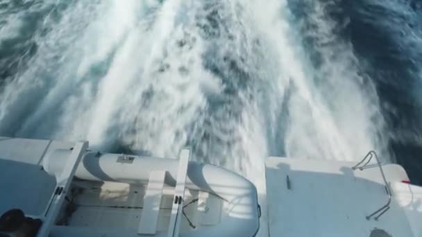 Pohled Zádi Vysokorychlostního Trajektu Turbulentní Vodní Cesty — Stock video