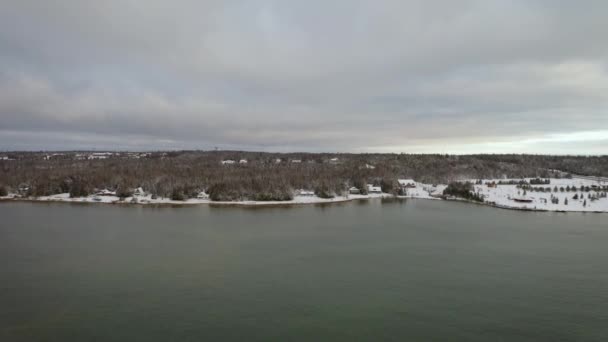 Cabins Overlooking Mackinac Bridge Aerial — Stok video