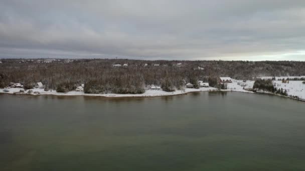 Cabins Overlooking Mackinac Bridge Aerial — стокове відео