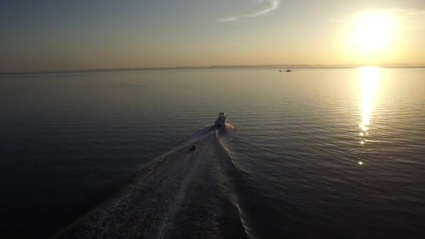 Vzdušný Záběr Nafukovací Přípojné Táhnout Malým Člunem Při Západu Slunce — Stock video