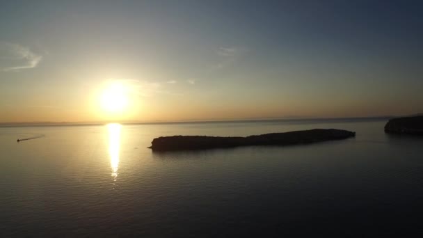 カリフォルニア スールの日没時のコルテス海での岩の形成の空中撮影 — ストック動画