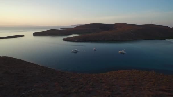 空中では カリフォルニア スールのコルテス海の日没までに穏やかなボートのグループを撮影しました — ストック動画