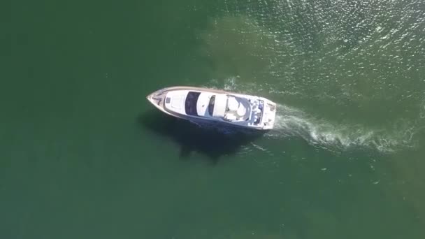 在南下加利福尼亚州San Jose Del Cabo码头航行的一艘游艇的空中重要飞机被击中 — 图库视频影像