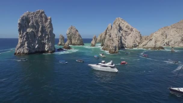 カボス カリフォルニア シュルのアーチにあるヨット 小さなボートの空中撮影 — ストック動画