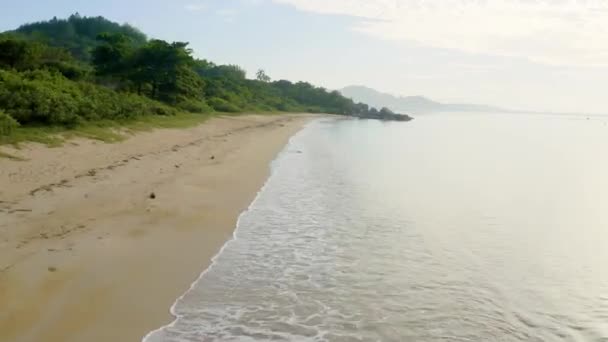 Drönare Flyger Snabbt Över Sanden Djungelstrand Tropiska Kusten Brasilianska Havet — Stockvideo