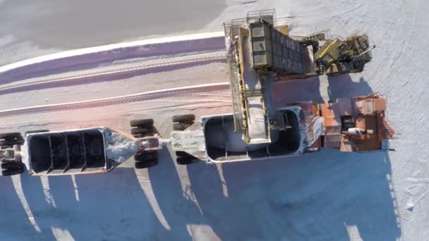 Flygfoto Stor Lastbil Som Fylls Med Salt Saltlägenheterna Genom Solavdunstning — Stockvideo