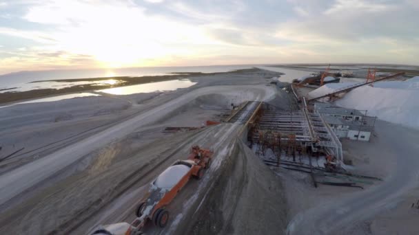 Foto Aérea Camión Grande Antes Descargar Sal Los Salares Por — Vídeo de stock