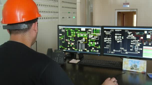 Seorang Insinyur Pabrik Industri Bekerja Ruang Kontrol — Stok Video