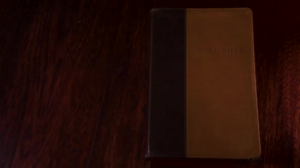 从上往下拍摄的一本皮革装订的圣经正在被翻阅到马克的书 — 图库视频影像