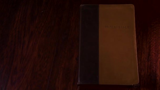 Plan Haut Vers Bas Une Bible Reliée Cuir Ouverte Livre — Video