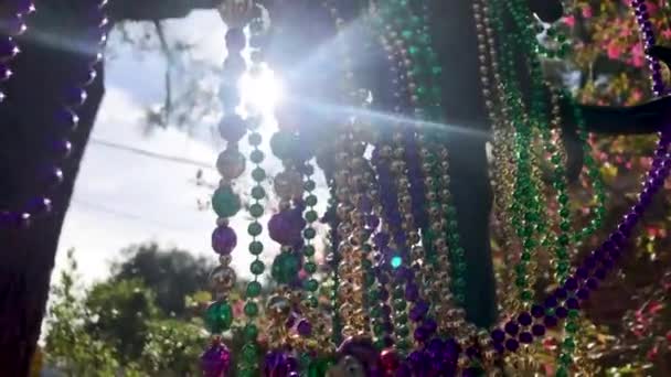 Güneşli Açık Hava Mardi Gras Boncukları Işık Direğinde Rüzgarda Esen — Stok video