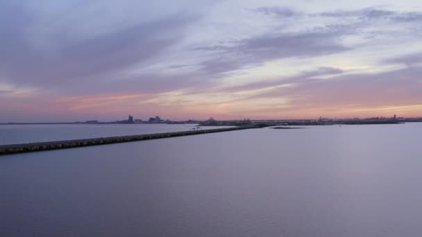 日落时分 沿着努埃克斯湾的一座桥从科珀斯克里斯蒂飞走 — 图库视频影像