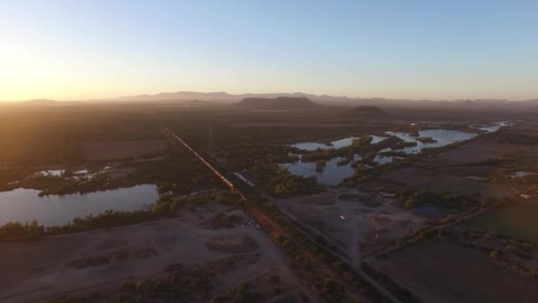 Flygfoto Ett Stort Lasttåg Sonora Vid Solnedgången — Stockvideo