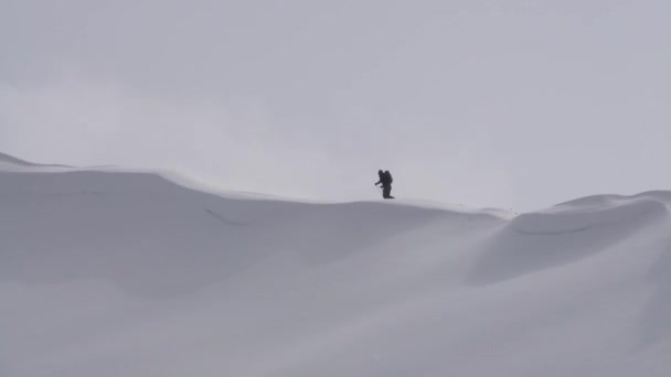 Самотня Людина Катається Лижах Уздовж Гірського Хребта Взимку — стокове відео