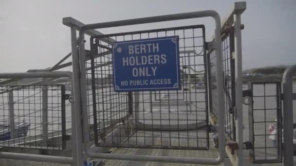 Smooth Camera Movement Berth Holders Only Sign — Vídeo de Stock
