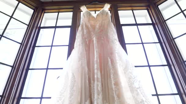 Elegante Vestido Novia Colgando Ventana Revelando Tiro Hermoso Vestido Blanco — Vídeo de stock