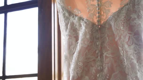 Tylne Zbliżenie Sukni Ślubnej Perłowe Akcenty Piękna Biała Sukienka Wisi — Wideo stockowe