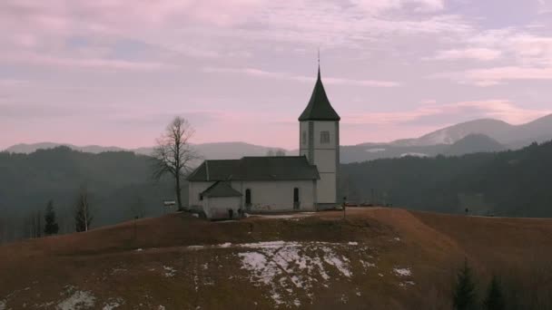 Kerk Weide Heuvel Met Dolly Effect Zoom Zonsondergang Achtergrond Van — Stockvideo