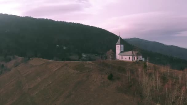 Route Vers Église Sur Colline Prairie Avec Coucher Soleil Arrière — Video