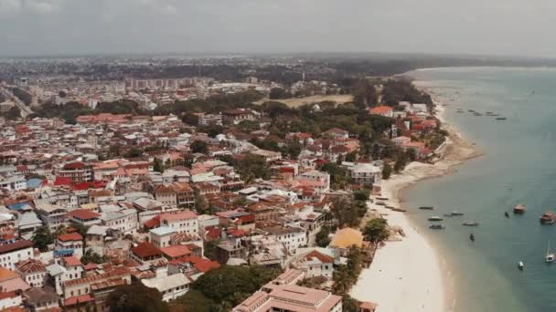 Utsikt Över Kustlinjen Zanzibar Stenstad Med Fiskebåtar Förankrade Nära Stranden — Stockvideo