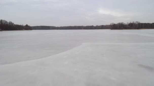 Aerial Descendo Altura Para Superfície Lago Congelado Dia Nublado — Vídeo de Stock