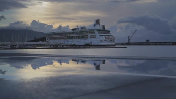 ポルトガル領アゾレス諸島のサンミゲル島にあるポンタ デルガダの海港とマリーナの早朝の景色 背景には大きなクルーズ船が停まっています — ストック動画
