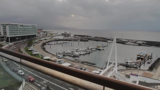 葡萄牙亚速尔省圣米格尔岛上的Ponta Delgada海港和码头 阳台上的跟踪镜头 — 图库视频影像
