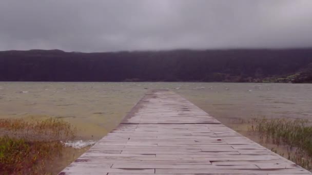 Mały Pomost Spacerowy Nad Jeziorem Sete Cidades Wyspie Sao Miguel — Wideo stockowe