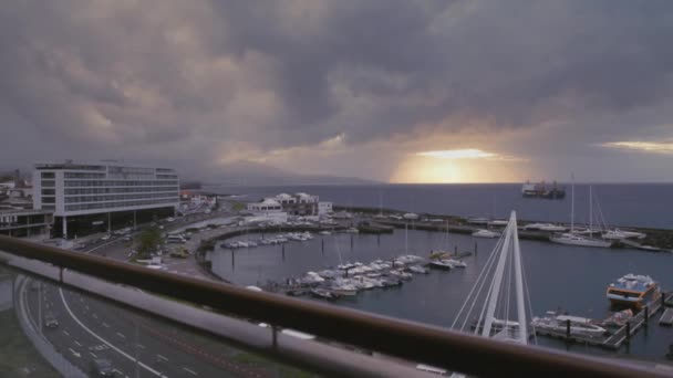 Ηλιοβασίλεμα Στο Λιμάνι Και Μαρίνα Της Ponta Delgada Στο Νησί — Αρχείο Βίντεο