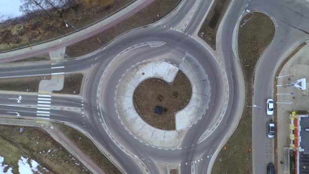 Aerial Σιγά Σιγά Αυξάνεται Πάνω Από Roundabout Ενώ Μηχανοκίνητα Οχήματα — Αρχείο Βίντεο