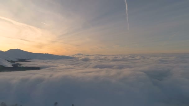 Aereo Inverso Drone Colpo Una Nuvola Fronte Nevoso Cime Montagna — Video Stock