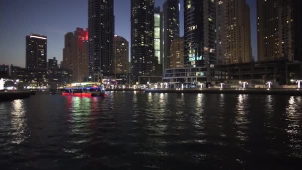 看夜晚的迪拜码头 — 图库视频影像