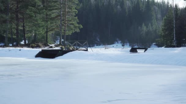 Escena Nevada Invierno Con Lago Congelado Bosque Pinos Noruega — Vídeo de stock