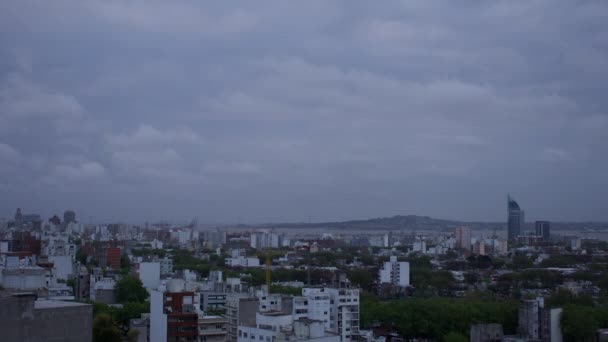 Dzień Nocy Upływ Szybko Poruszających Się Chmur Nad Portem Montevideo — Wideo stockowe