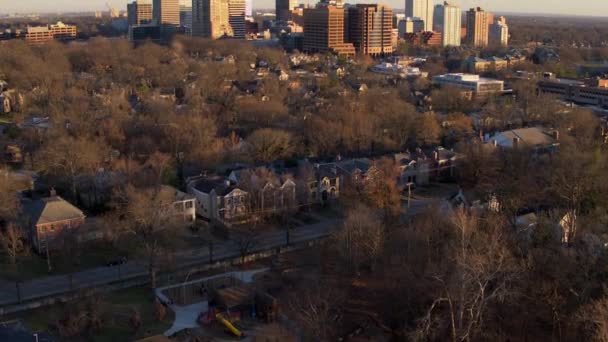 Flyover Houses City Neighborhood Approaching Downtown Skyline Sunset — Stock Video