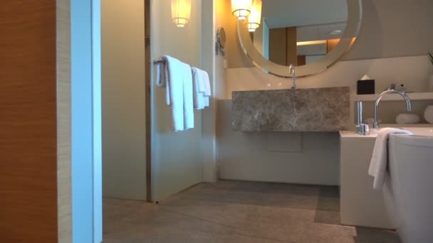 Снимок Туалета Роскошного Отеля Дорогом Курорте — стоковое видео