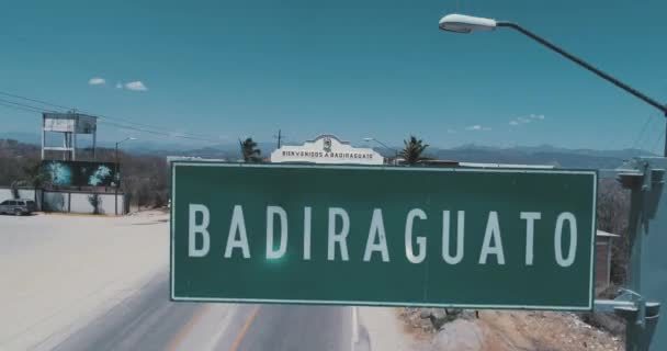 Flygfoto Inträdesskylten Till Badiraguato Sinaloa — Stockvideo