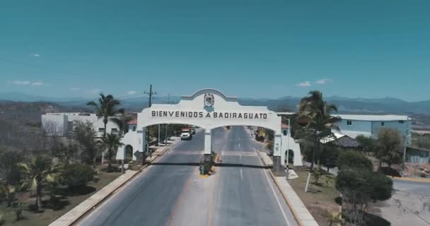 Tiro Aéreo Dos Arcos Entrada Badiraguato — Vídeo de Stock