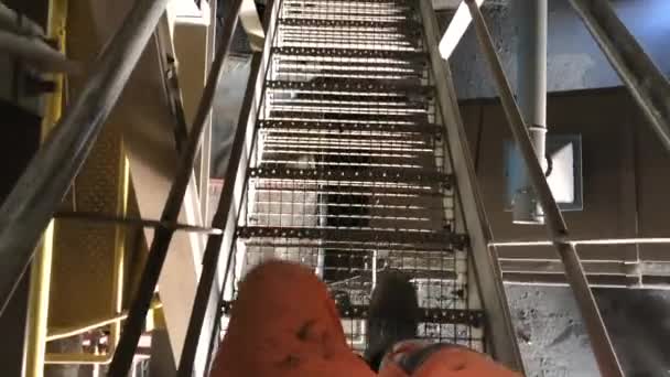 Dispararon Trabajador Sus Pies Mientras Bajaba Las Escaleras Una Fábrica — Vídeo de stock