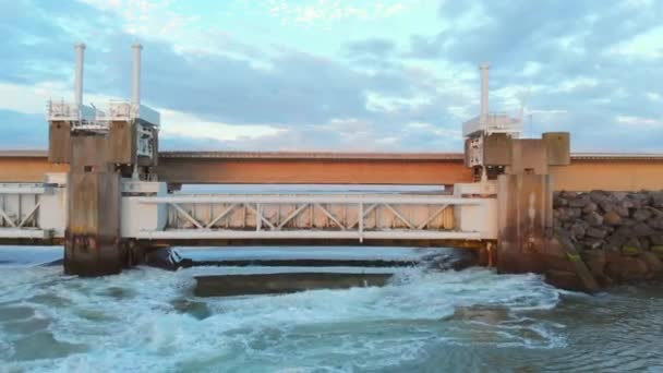 Die Sturmflutsperre Schließt Bei Niedrigwasser Südwesten Der Niederlande Luftaufnahmen Während — Stockvideo