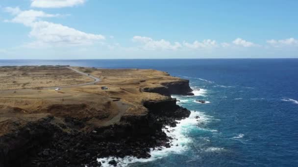 ハワイのビッグアイランドの海岸線の崖の空中ビュー アプローチドーリーショット — ストック動画