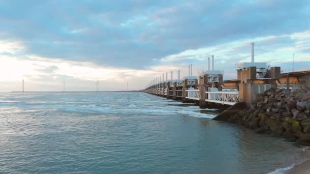 Die Sturmflutsperre Schließt Bei Niedrigwasser Südwesten Der Niederlande Luftaufnahmen Während — Stockvideo