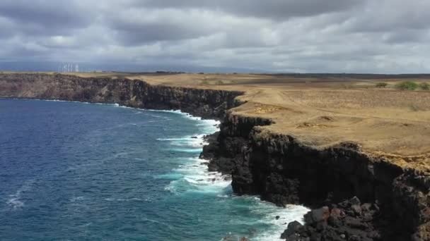 ハワイのビッグアイランドの海岸線の崖の空中ビュー 低接近ショット海の波 — ストック動画