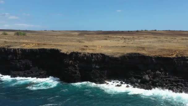 ハワイのビッグアイランドの海岸線の崖の空中ビュー 横の閉鎖ショット 海岸線の波 — ストック動画
