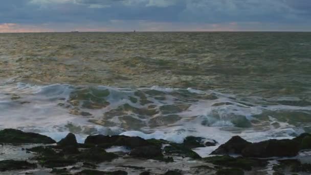 Північноморські Хвилі Вражають Діке Під Час Заходу Сонця Постріл Повільному — стокове відео