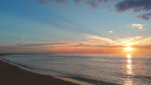 在日落期间 在荷兰西南部靠近风暴潮屏障的海滩上出现了平静的低潮 在海滩上平滑的动态空中拍摄 飞向后 露出海鸥 — 图库视频影像