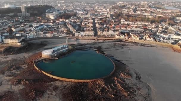 Aerial Shot Tilting Havre Pas Bathing Pool Low Tide Helier — Stockvideo